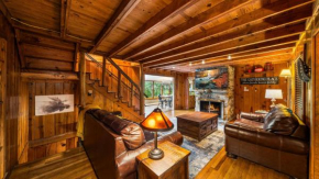 Whiskey Ridge Lodge, A Restored 1940s Gem, 2 Mins from Downtown, Breathtaking City Views, Custom Game Room, and Spacious Elegance